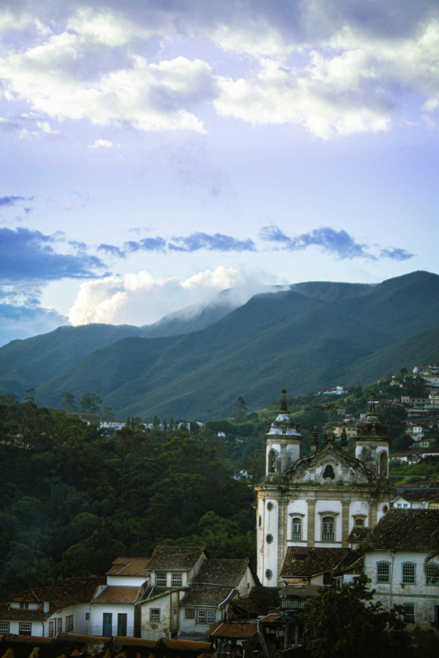 Igreja histórica e montanhas de Ouro Preto em Minas Gerais