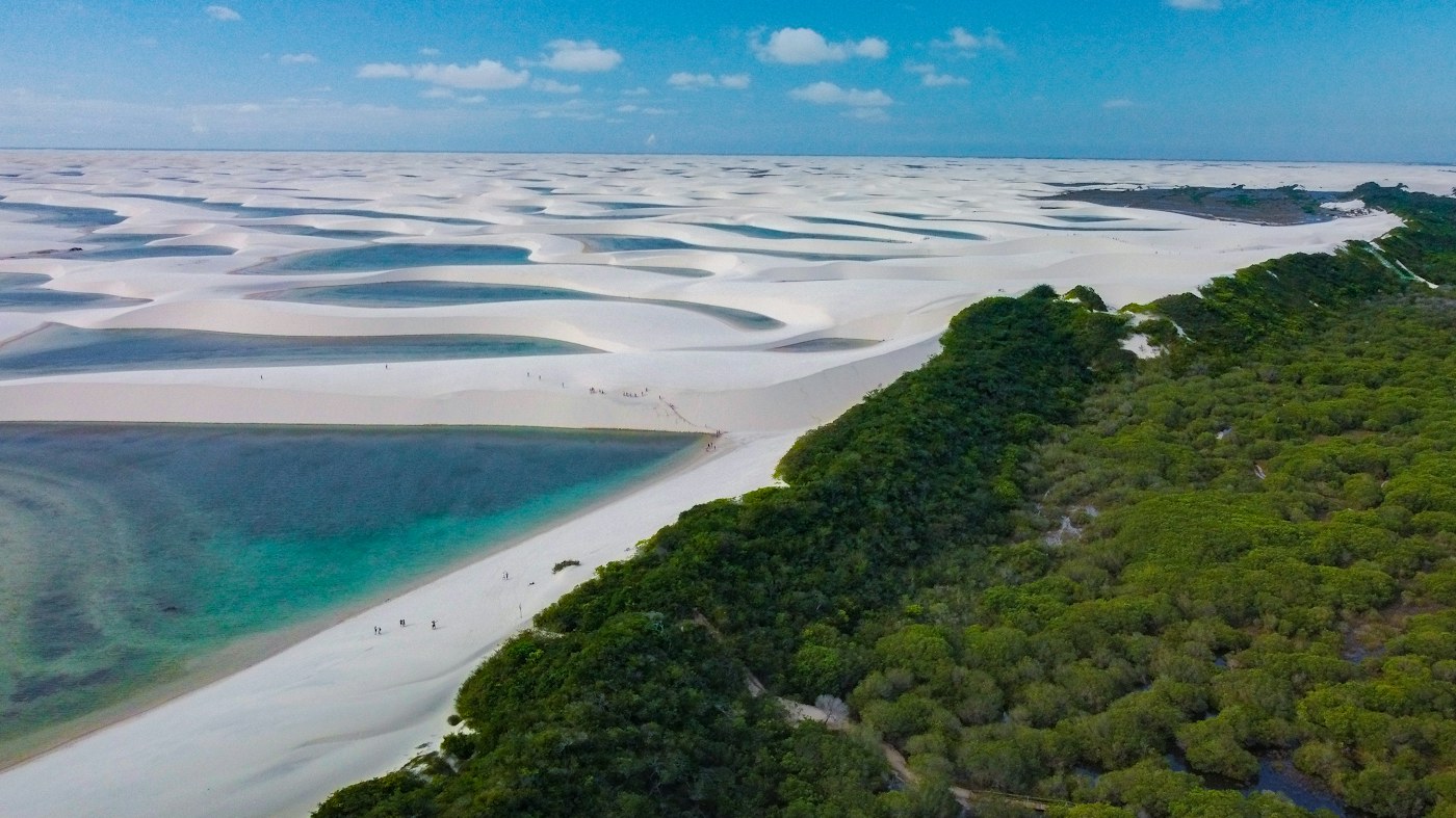 Vista aérea das lagoas e dunas dos Lençóis Maranhenses